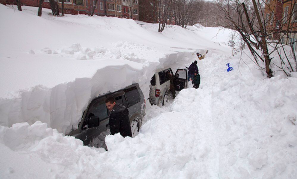 Сахалин завалило снегом