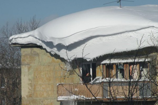 Снег на крышах домов