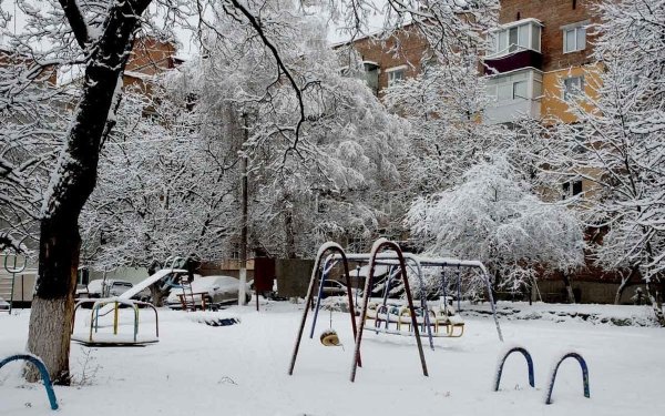 Городской двор зимой