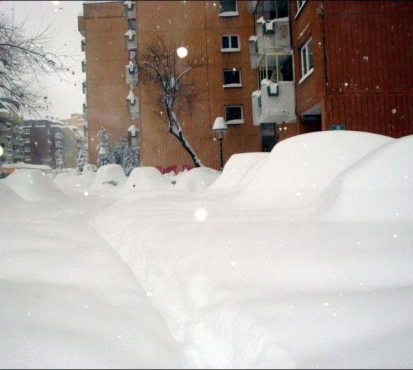 Много снега во дворе