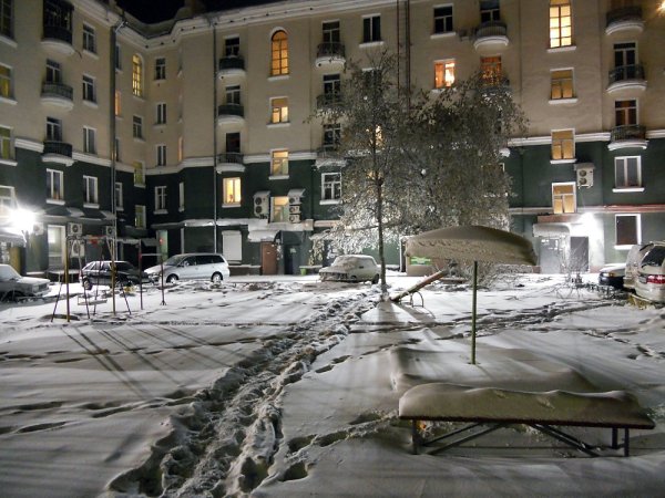 Заснеженный двор