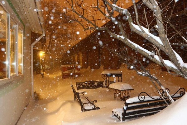 Заснеженный дворик
