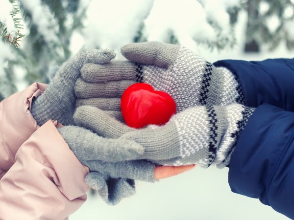 Сердце в руках в варежках