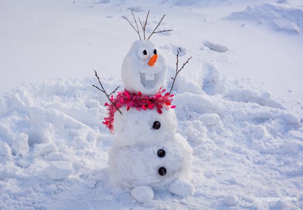 Снеговик из снега