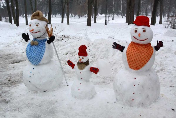 Снеговик из снега