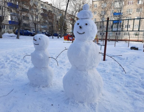 Снежные фигуры во дворе