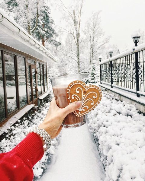 Снег в руках