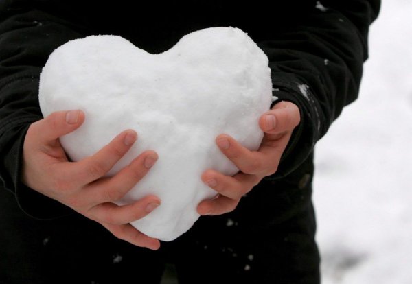 Сердечко из снега