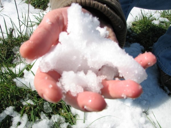 Снег тает в руках