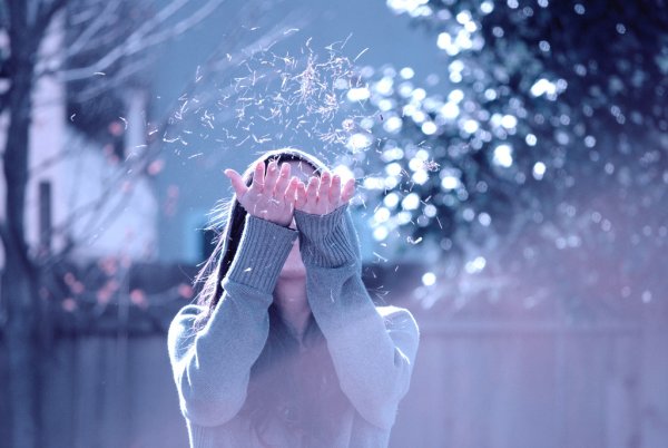 Девушка ловит снежинки