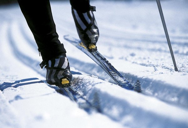 Беговые лыжи на снегу