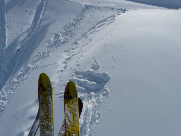 Горнолыжные ботинки на снегу
