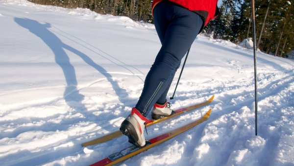 Лыжи в снегу