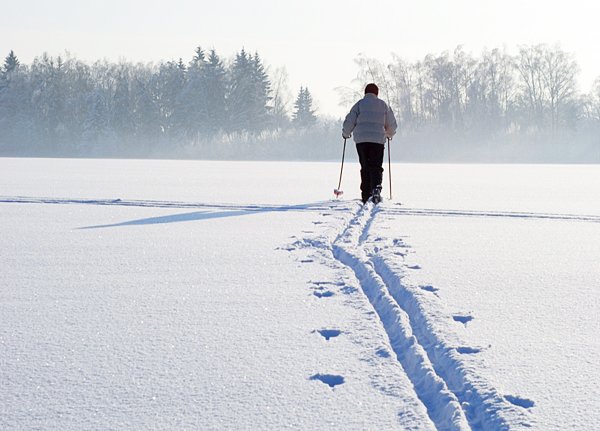 Следы лыж на снегу