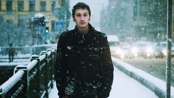 Парень в снегу