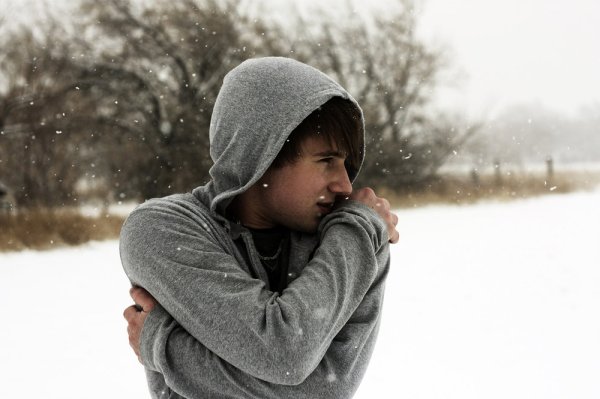 Парень грустит зимой