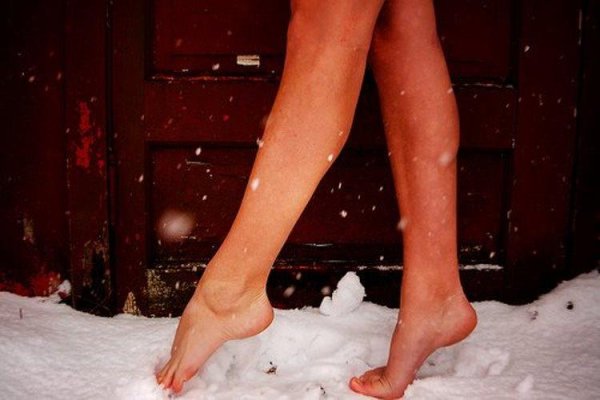 Босые ноги на снегу