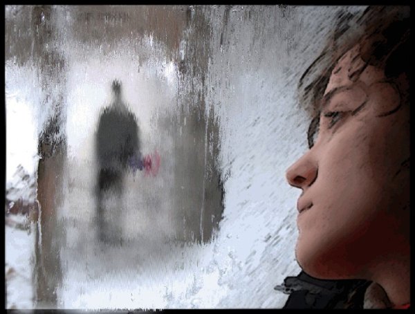 Девушка плачет у окна