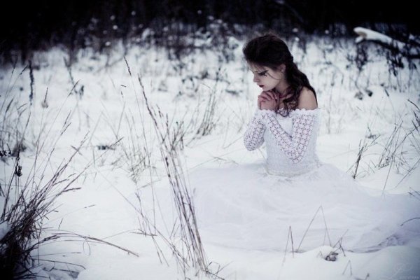 Женщина в белом на снегу