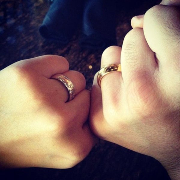 Рука парня и девушки с кольцом