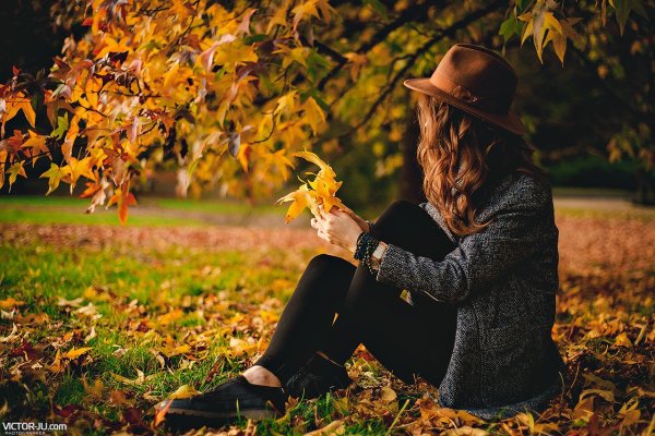 Девушка в шляпке осенью