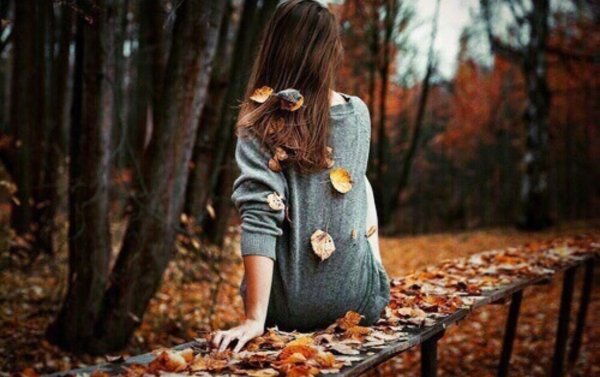 Девушка осенью со спины