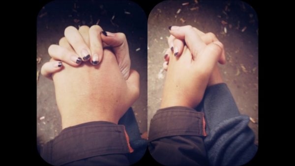 Руки парня и девушки вместе