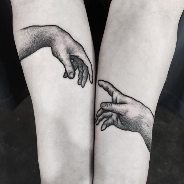 Тату две руки