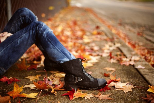 Ноги в осенних листьях