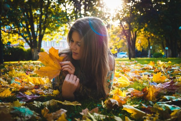 Брюнетка в листьях осень