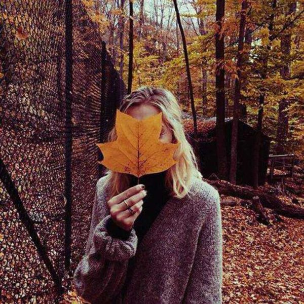 Блондинка в осеннем лесу