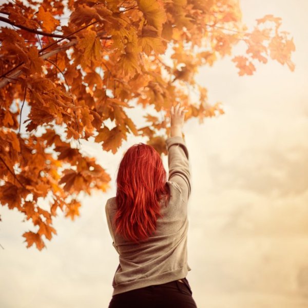 Рыжеволосая девушка осень