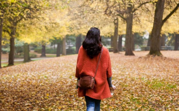 Девушка осенью со спины