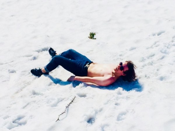 Валяться в снегу