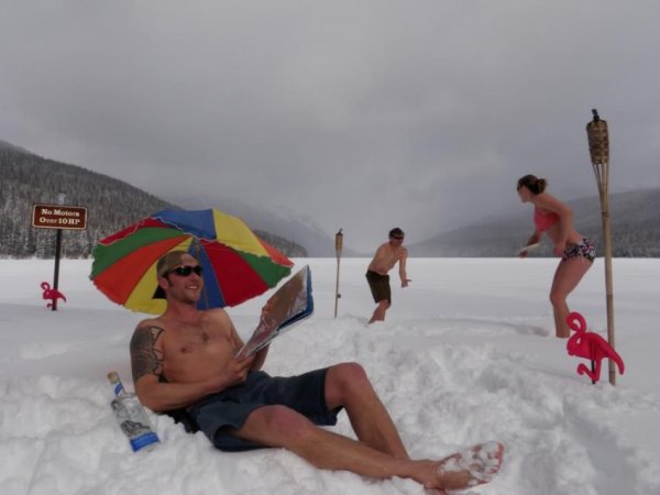 Загорает зимой