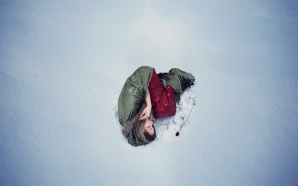 Снег лежит