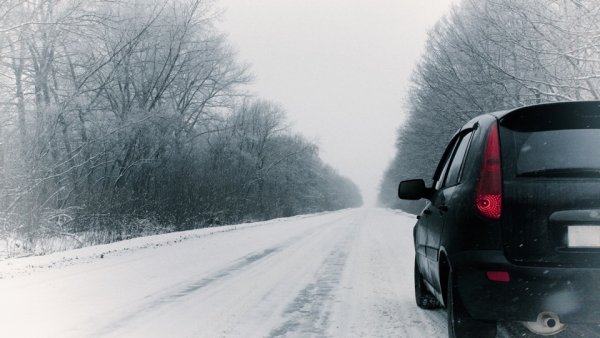 Лада Калина черная хэтчбек зимой