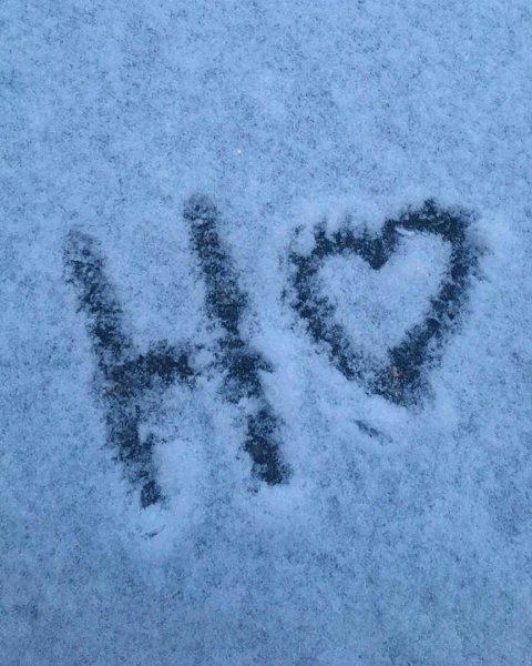 Красива и милая буква м написанная на снегу
