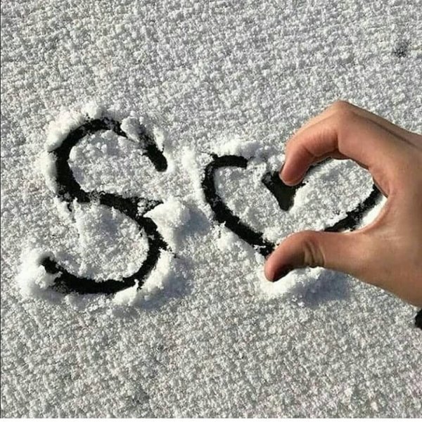 Буква а на снегу с сердечком