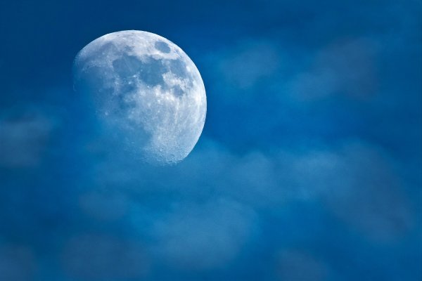 Луна на Светлом небе