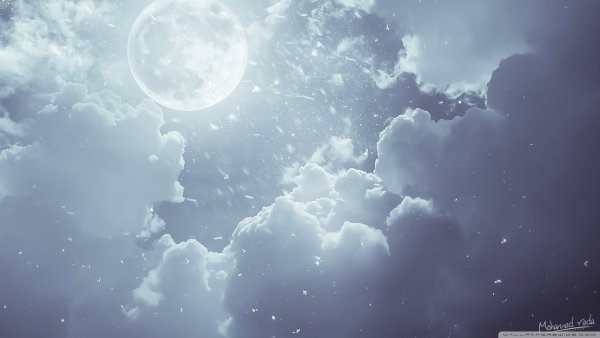 Облака на фоне Луны