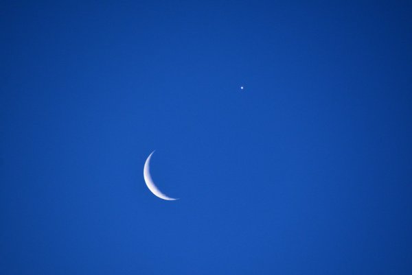 Луна на голубом небе