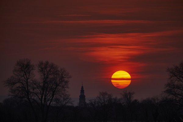Красное солнце