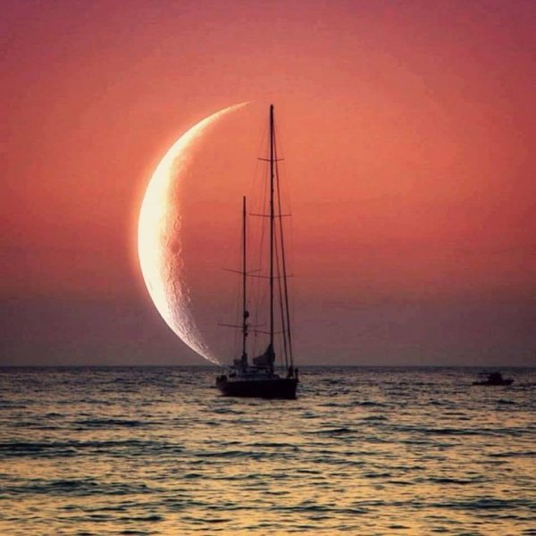 Луна и море