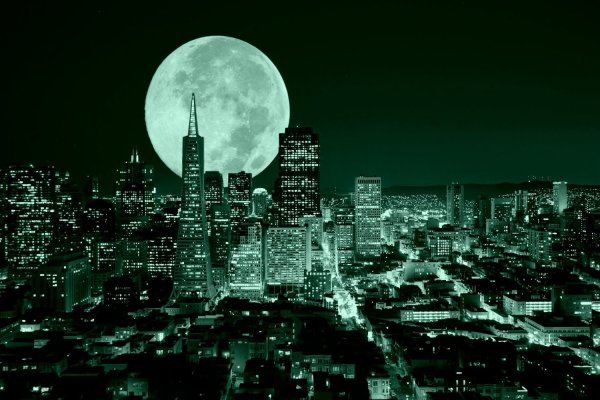 Луна над городом