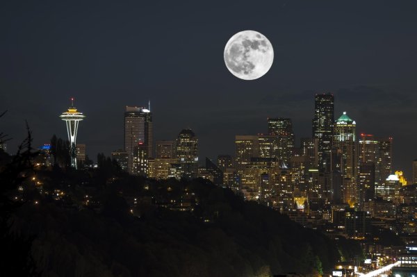 Луна над городом