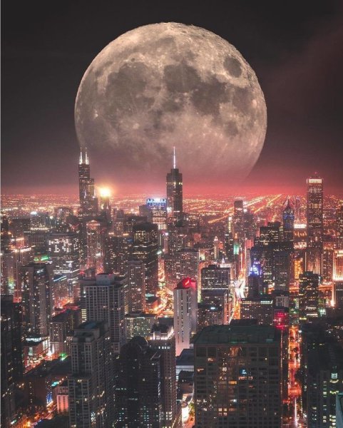 Луна над городом