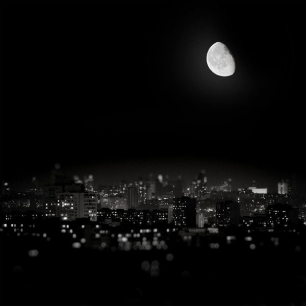 Луна над городом