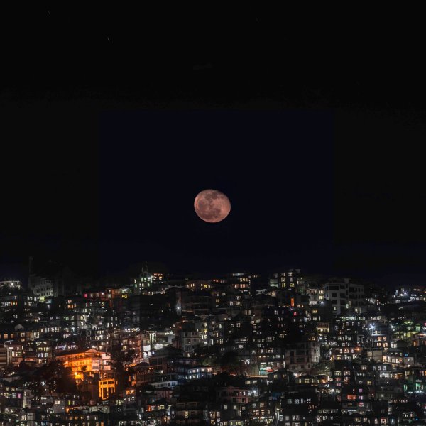 Полнолуние над городом