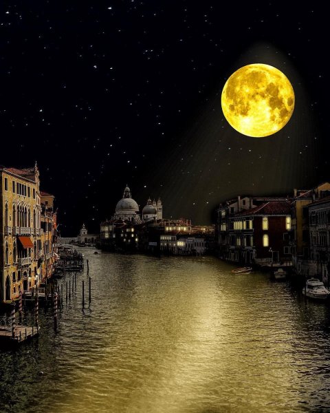 Луна над городом